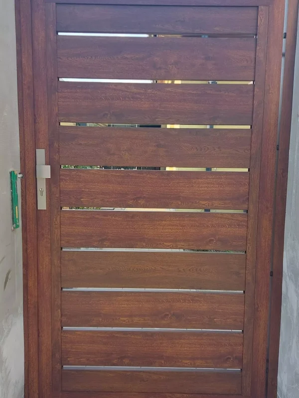 Széles gondozásmentes alumínium kerítéslécek fa hatású tölgy fa mintás kapukerettel