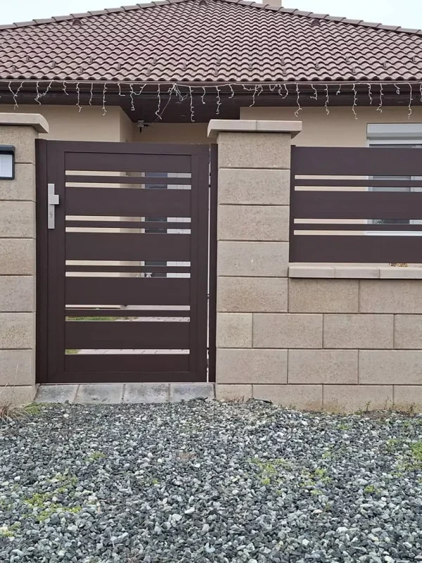 alumínium kerítésrendszer változó szélességű lécekkel