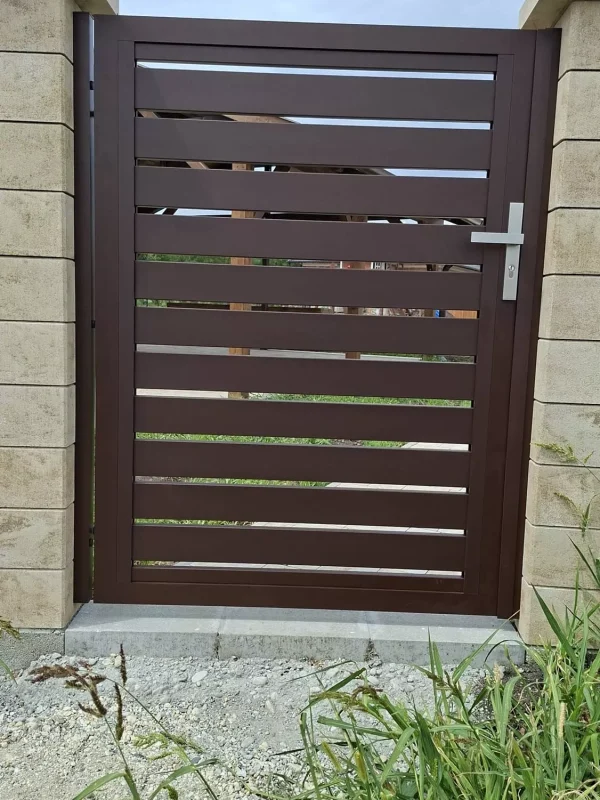 alumínium kiskapu csokibarna RAL8017 színben