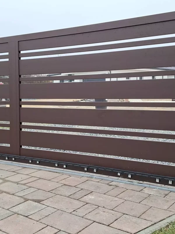 alumínium tolókapu változó szélességű lécekkel