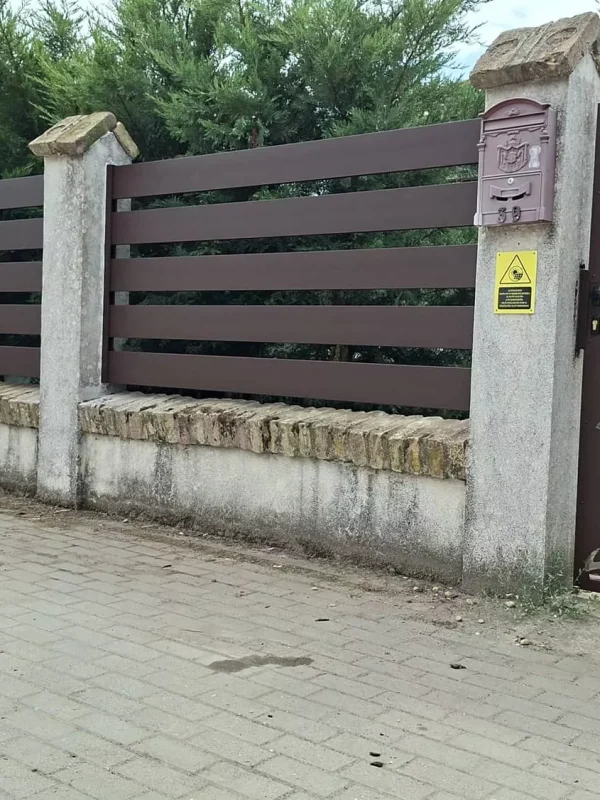 csokibarna lécek lézervágott kiskapu panellel