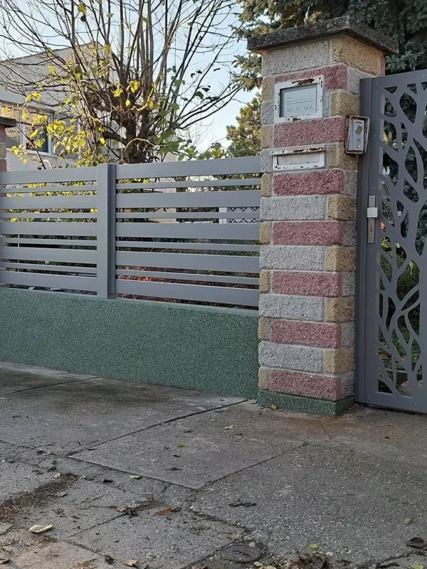 Változó szélességű szürke gondozásmentes alumínium kerítéslécek